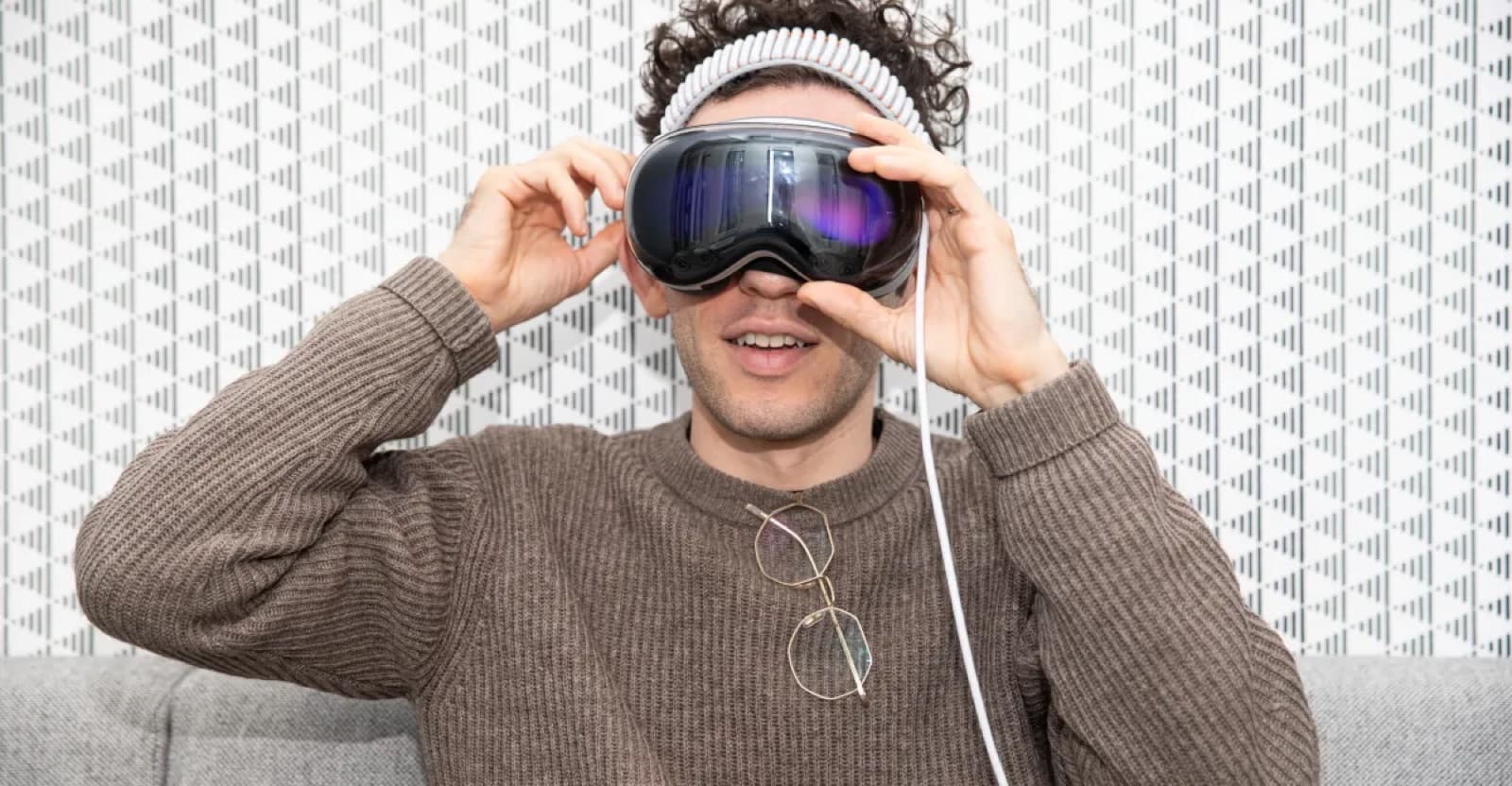 Иллюстрация из материала The Verge о сокращениях в Vision Pro и Siri