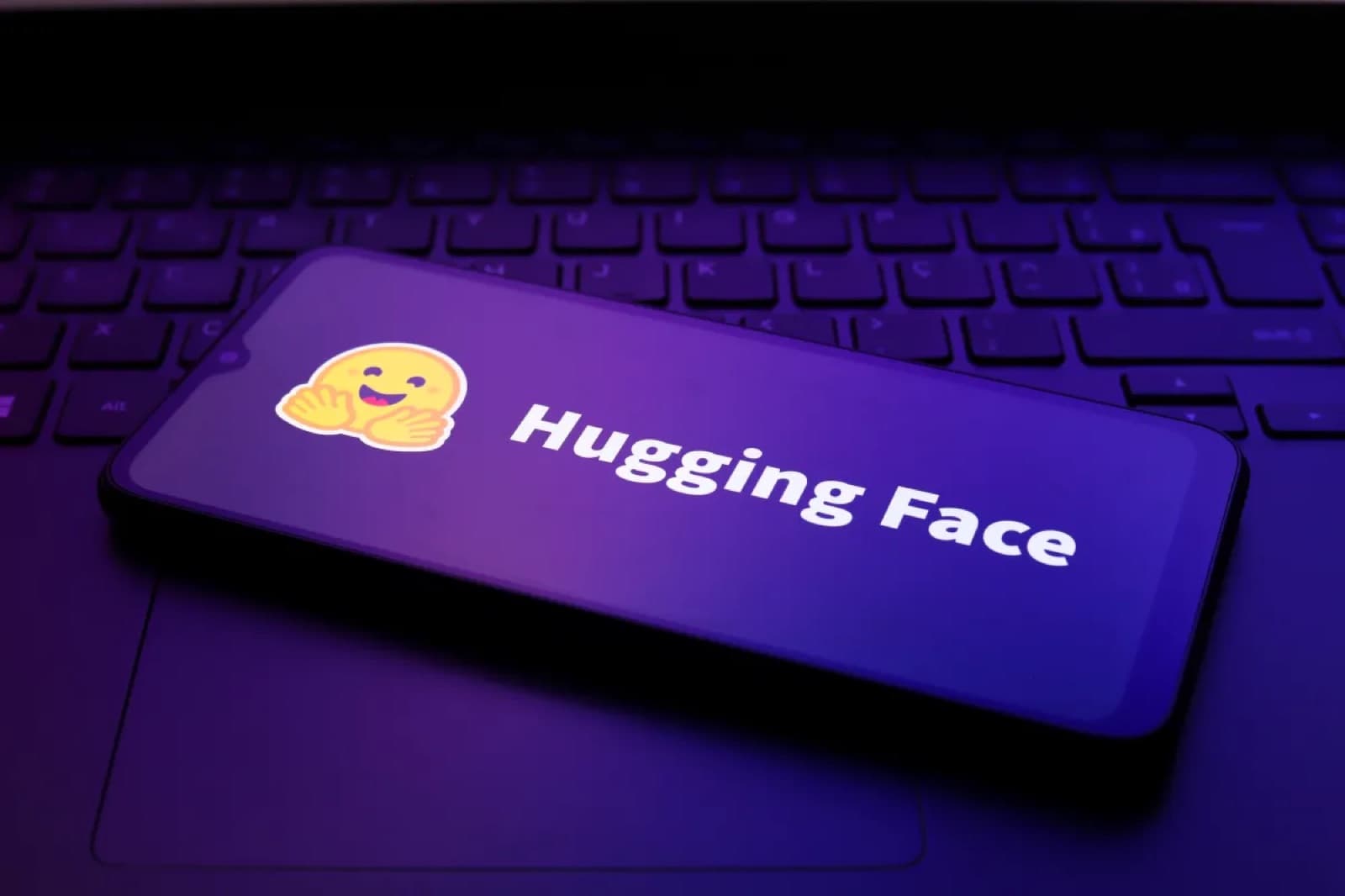 Иллюстрация из материала TechCrunch / Business Insider о переговорах вокруг Hugging Face