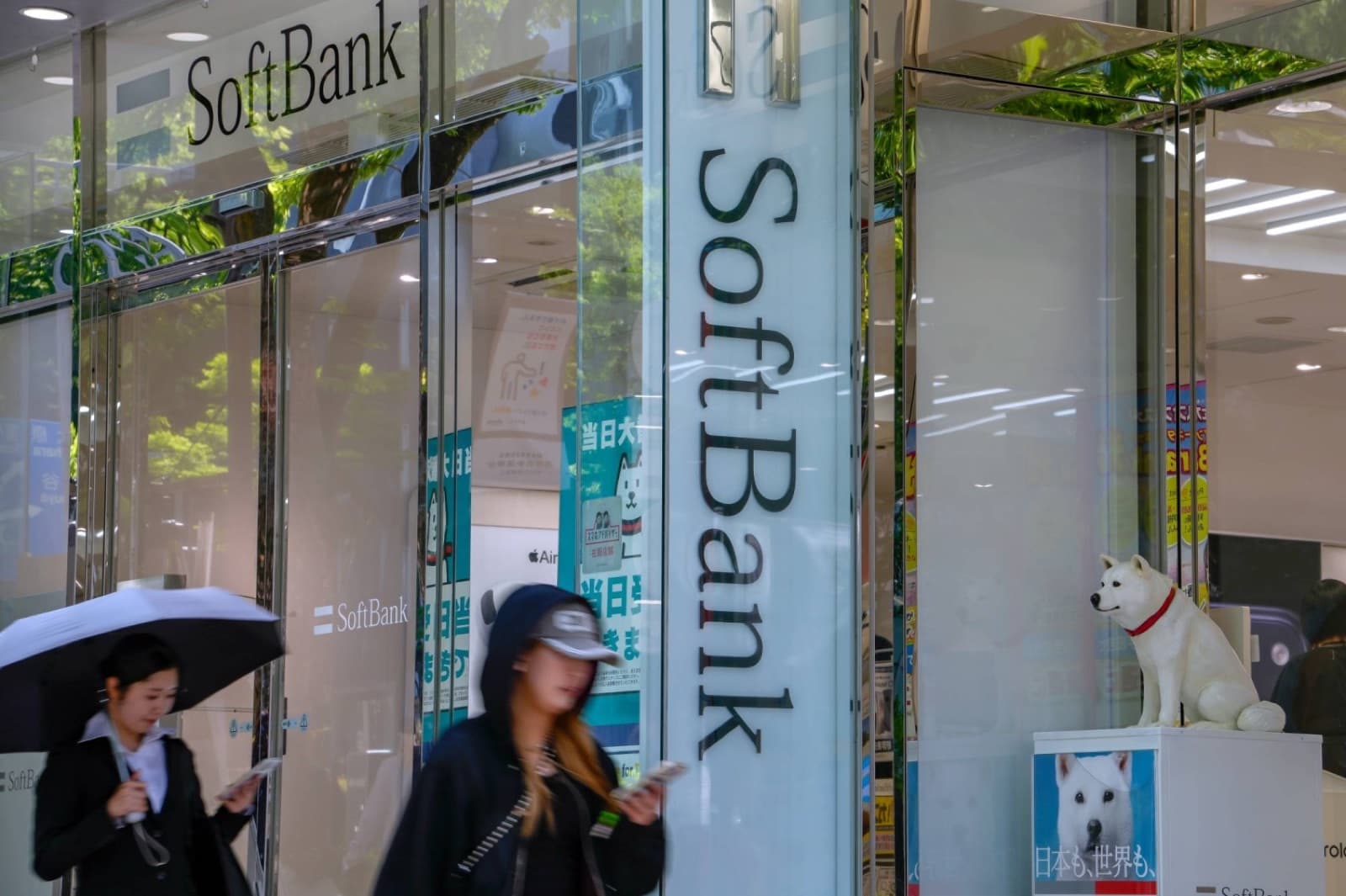 Обложка материала The Japan Times о рекордном розничном займе SoftBank